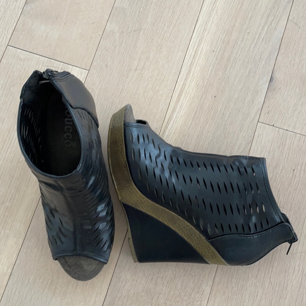 Bucco black wedges